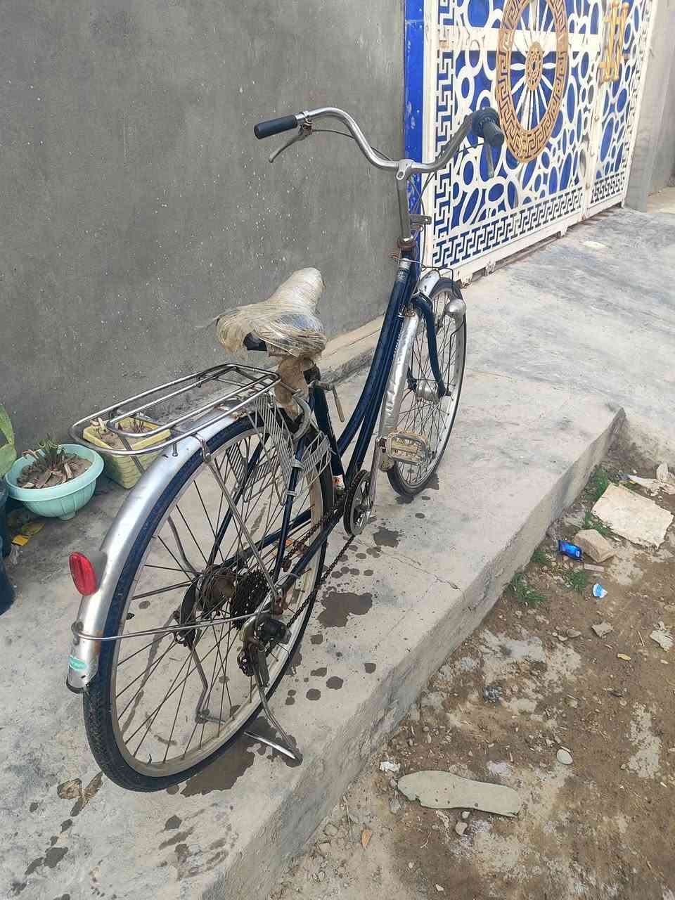 باسكل بطه حجم ٢٧ ياباني اصلي 
كامل بس التاير الوره بيها عوج بسيط يتصلح وكله كامل السعر 90 الف 
العنوان حله شارع ٨٠ طريق كربلاء قرب سنتر ريحانه 
***********
