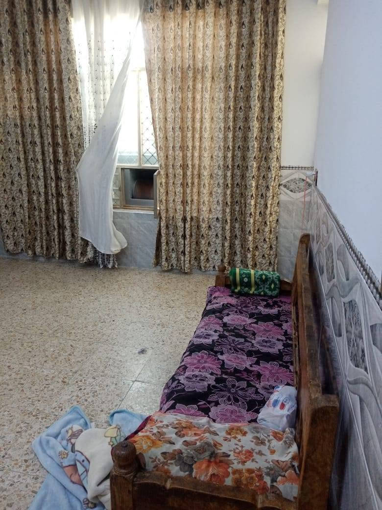 دار للبيع في السريدات الجديده مربع الثالث خدمات كامله بدون تبليط البيت عالي عن الشارع بناء درجه اولى 
مساحته 100متر واجه 6امتار ونزال 19 
طابق واحد استقبال غرفة نوم حولي ومطبخ مدخلين حمام خارجي وداخلي 
سعر البيت 75 وبي مجال استفسار على الرقم ‏‪
‏‪***********‬‏
