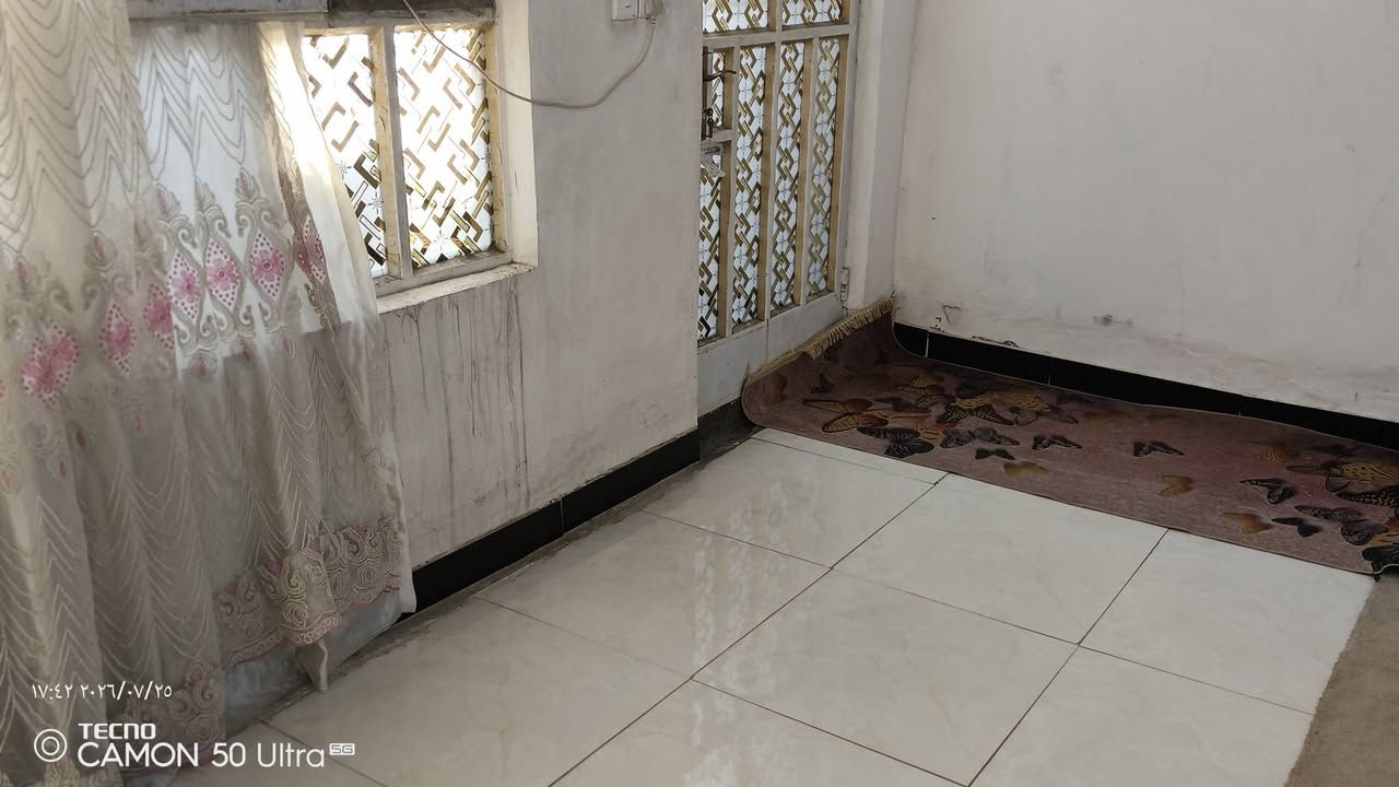 دار للبيع الموقع بغداد جسر ديالى القديم نهاية شارع المصرف قرب معامل الكزاز المساحه 200 متر مبني 100 السعر راسلني خاص *********** موجود عل واتساب

