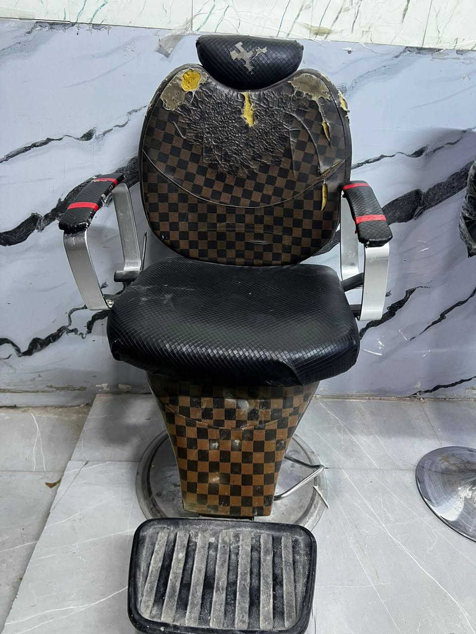 كرسي حلاقه بي ضرر الجك واكف ولحمته  يعني ينشغل علي بس لا يصعد ولا يتنزل  مع سكول بسعر  75   هاتف ***********
