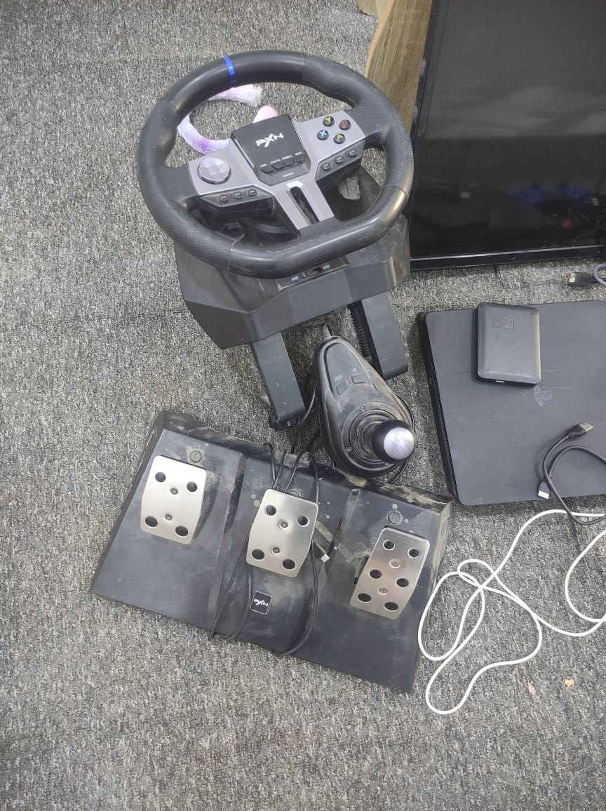 سلام عليكم بلي 4 سلم 1 تيرا + يحتوي عل هارد 500 ويا هواي العاب بي اكثر من 20 لعبه   مهكر وكامل نظام 9. جهاز  نضيف شرط لفحص ويا 2 يدات  ويا يجي درسون كير نضيف وشغال  .مكان ديوانيه تقيه للاستفسار *********** ديوانية, القادسية
