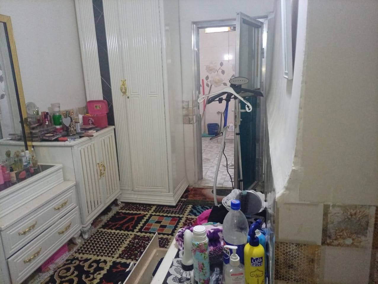 يا الله السلام عليكم دار للبيع المساحه الكليه للدار 300 متر موقع الدار الجزائر يبعد  الشارع العام 50 متر مقابيل مستشفى مرجان يحتوي الدار على ست غرف نوم وهول واستقبال ومطبخ وللعلم الدار طابقين
للاستفسار الاتصال ***********
