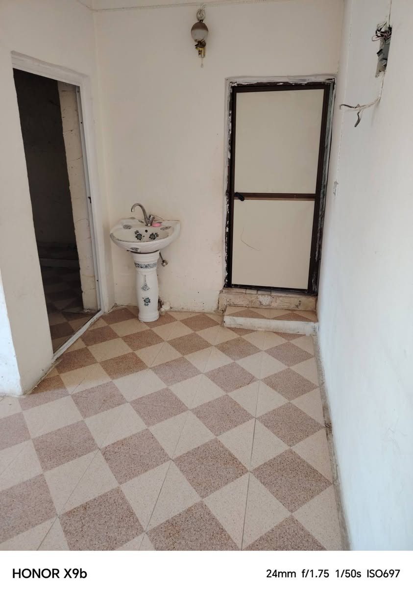 يوجد لدينا
شقه للايجار طابق ثاني

غرفة كلدور مطبخ صحيات

سعر الاجار 200 الف

حله حي العسكري شارع 30 الظباط قرب الدكتور مثنى البديري

للاستفسار الاتصال على الرقم ***********
