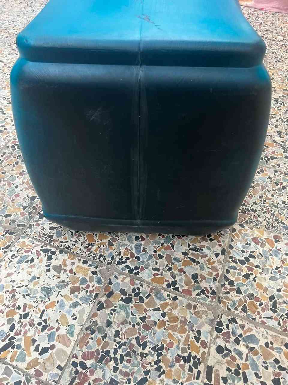 سلام عليكم صندوك دلفري نضيف وجديد غراضه كامله لون سود صابغه زرك البيع سعره 30 رقم ***********
