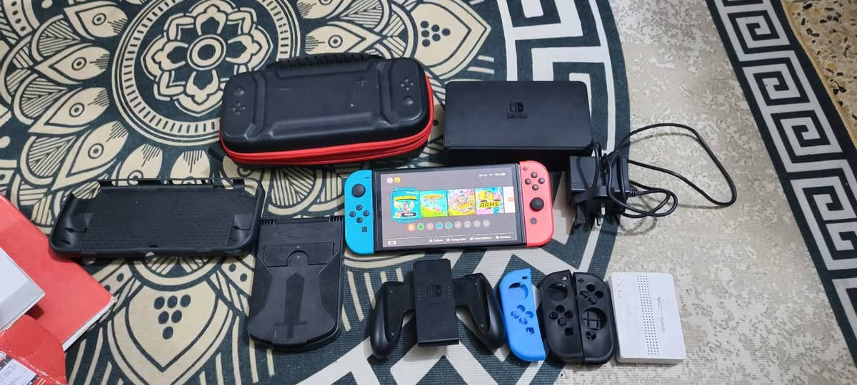 السلام عليكم 
اخوان عندي سويتج اوليد ما مهكر 
غراضه كامله وحتى كارتونه موجوده 
وياه جنطه مالته 

سعره 300 وبي مجال للشراي مستعجل على البيعه 
للتواصل واتساب 
***********
