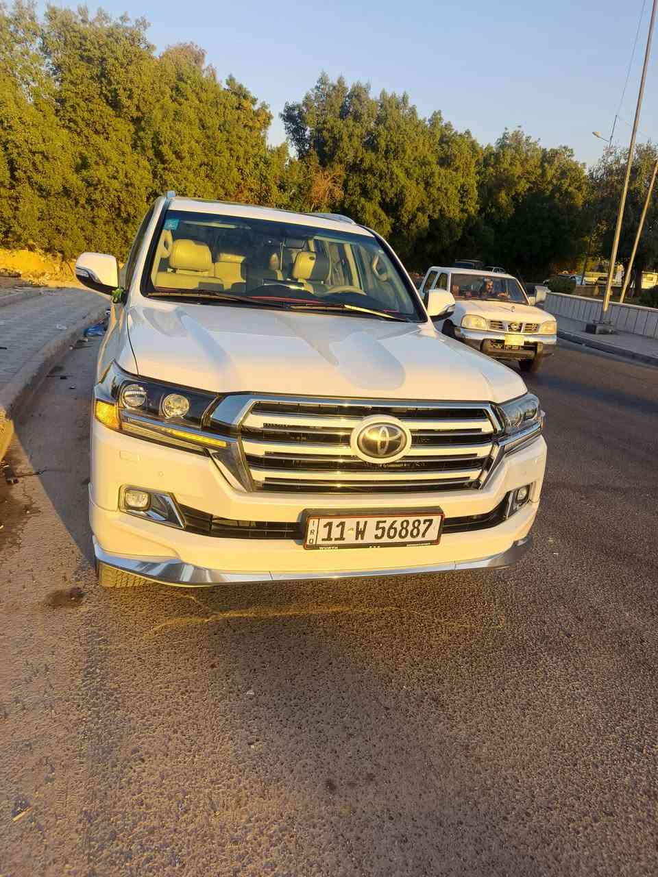 السلام عليكم لاند كروزر للبيع 2017 وأيد ادشن فول مواصفات كفاله ***********
