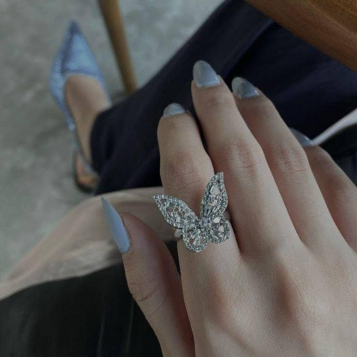 🦋 خاتم فراشة 🦋

خاتم الفراشة النازك ✅
موديل حديث 💕
✨مرصع بأحجار الزاركون
✨طلاء ثابت بجودة عالية
✨غير قابل للصدأ
✨يرهم على جميع القياسات 

السعر؟؟
🚘 يوجد خدمة توصيل لجميع محافظات العراق


**إذا كنت صاحب هذا الإعلان وتريد حذفه لأي سبب، رجاءا أرسل رسالة إلى الدعم الفني**