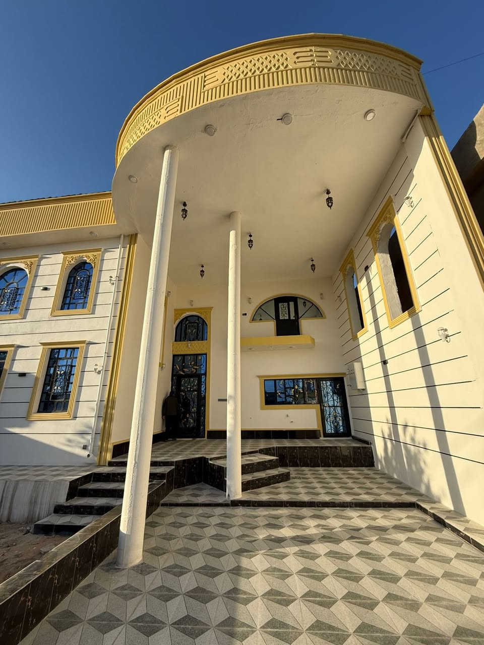 ‼️ما يعجبك البيت و السعر تكدر تعبر المنشور بدون ما اتعب نفسك
دار للبيع موقع خلف العيادات شارع تبليط 

بيجي حي العصري موقع مميز خلف العيادات مباشر خلف مجمع الطواف مقابل حديقة قرب المستشفى وشارع روتانا

طابو ملك 

مساحة البيت 300م   

طابقين الطابق الاول بلوك والطابق الثاني طابوگ

الدار متكون من كراج وحديقة و 5 غرف نوم كبار

واستقبال ومطبخ 

 سحب مغربي البيت بالكامل 

#للأستفسار
***********

#السعر

148 وبي مجال
