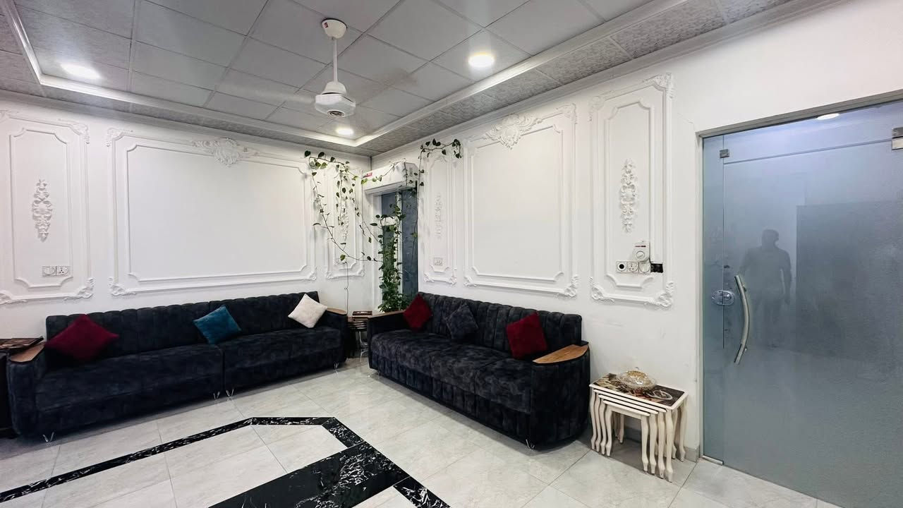 #عروض_مكتب_دعاء_الخير_للعقارات 🏡
للبيع بيت 

بحي الحدباء قرب القنصلية التركية

بستان ملك صرف 

مساحة 300  متر 

طابقين 7  غرف نوم غرفة سويت  

هول وستقبال  

مطبخ ومخزن 

صحيات بطابقين 

// للأستفسار  

الاتصال 📞

***********

***********

***********

***********
