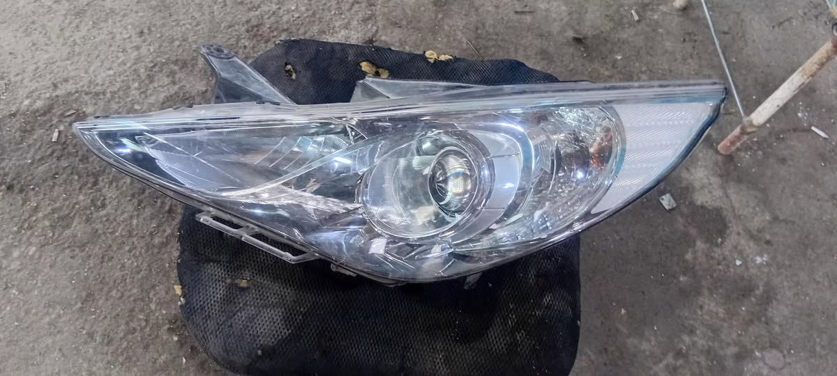 السلام عليكم شباب زوج لايت حاوية  مثل. متشوف. نظافة. السعر ١٢٠ الف.
٩.  ١٠. موديل.  ***********
