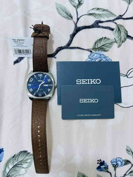 � للبيع 🔥 قطعه اخيره ساعة  Seiko Recraft أوتوماتيك أصلية!

✨ تصميم أنيق يجمع بين الكلاسيك والعصرية، بلون أزرق لامع يخطف الأنظار، مع حزام جلد طبيعي بني فاخر.
💫 تعمل أوتوماتيك بدون بطارية – جودة عالية وأداء ثابت من Seiko اليابانية.

📋 المواصفات:

 • ⏱️ الماركة: Seiko
 • ⚙️ النظام: أوتوماتيك
 • 🎨 اللون: مينا أزرق لامع
 • قطر الساعه : ٤٣
 • 🪶 الحزام: جلد طبيعي بني
 • 🧱 الهيكل: ستانلس ستيل

💰 السعر: 300,000 دينار عراقي فقط 🔥

📩 للتواصل: عبر الخاص أو واتس اب
***********
