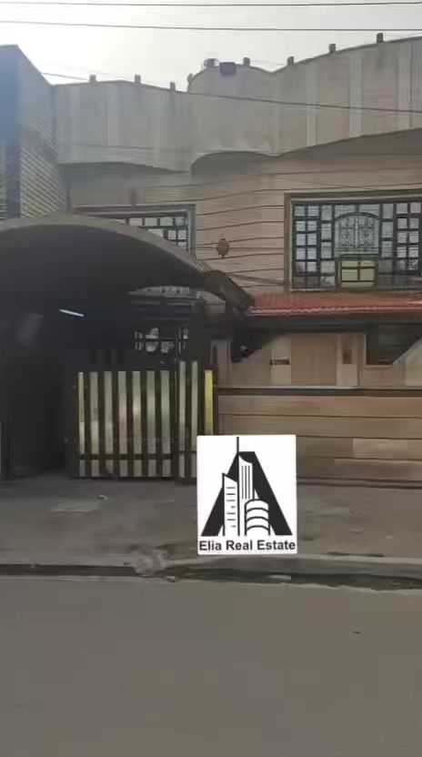 للأيجار في السيدية
بيت طابقين مساحه 130 متر 
مدخلين استقبال ومطبخ 
غرف نوم عدد 3 
صحيات عدد 2 
شارع 15 متر ورصيف 3 متر 
موقع : السيدية قرب شارع الصناعه
الايجار : مليون قفل 
للاستفسار *********** حمزة 
مكتب ايليا للعقار
