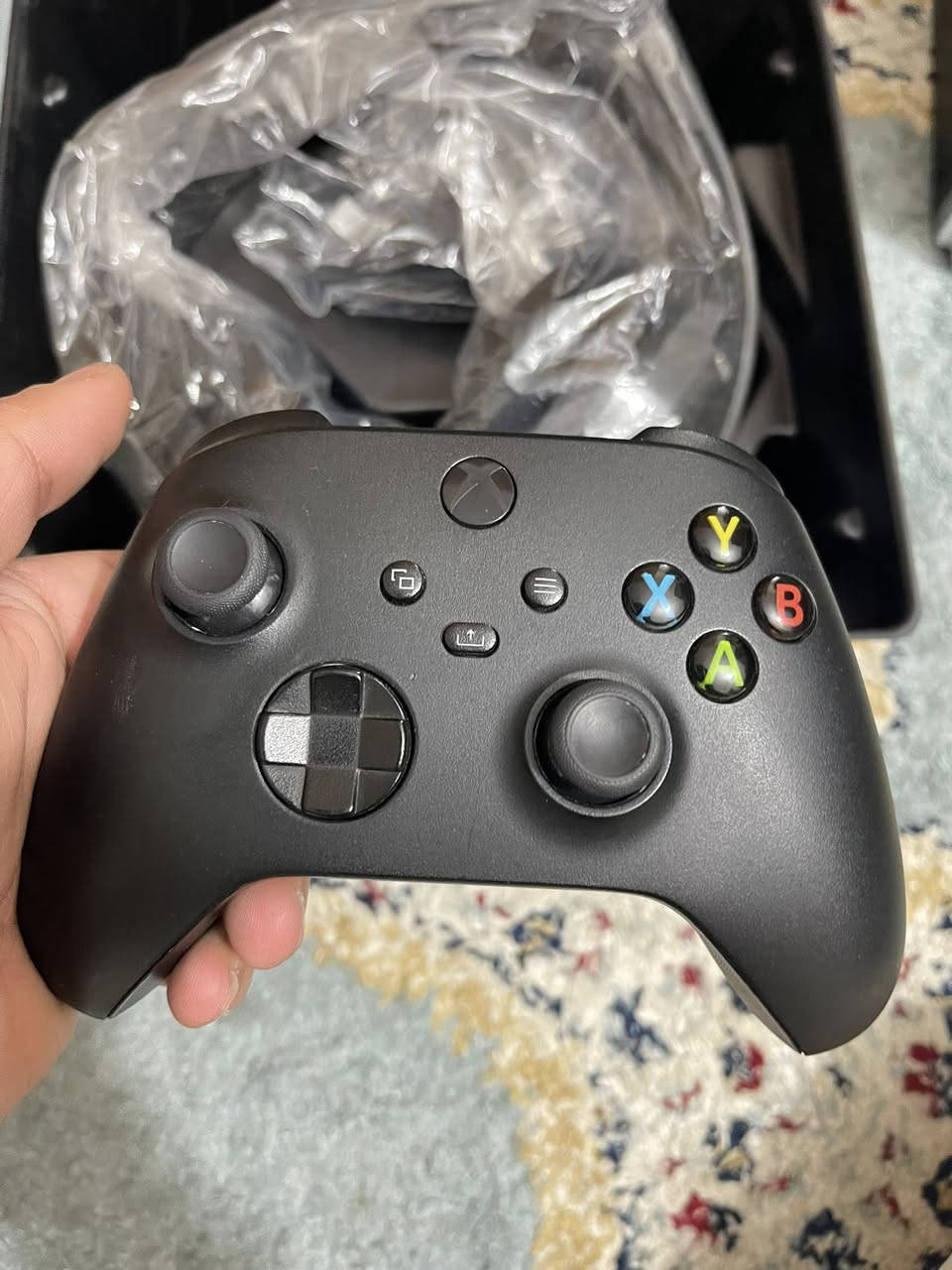 سلام عليكم
 اكس بوكس سيرس x مبدل بي بس بور سبلاين ويا غراضه كامله+ يو بي اس  اونلاين من شركه Maxma نضيف وكل ملحقات موجوده + سماعه A10 وياها كل ملحقات  كل الاجهزه كامله غراضه  
السعر680 الف وبيه مجال 
رقم ***********
