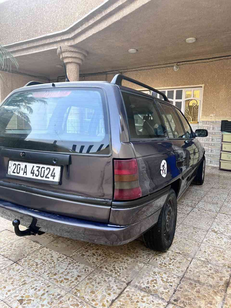 السلام عليكم
أوبل استر استيشن للبيع
موديل 1996 
رقم ديالى إنكليزي سنويه لل 29 تحويل ثاني يوم 
حجم المحرك 1800 كير عادي 
كير و محرك بشرط 
صبغ عام درجة اولى للجمالية 
الجامات الامامية كهربائي و الخلفية چوبي 
ايرباك بالستيرن و الدشبول 
سستم صوت كامل 
كهربائياتها كلها شغاله
السعر 40 ورقة و بيها مجال جداً جداً بسيط  
مكان السيارة ديالى / بعقوبة 
الشراي يتصل على الرقم ***********
