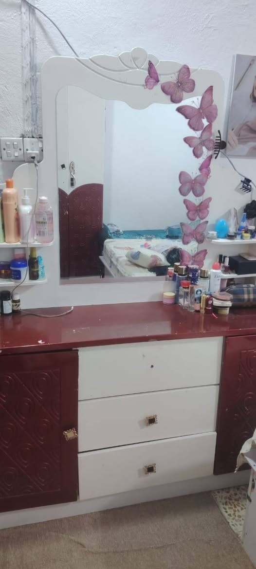 سلام عليكم 
 غرفه نوم بيع مستعجل...
عنوان كوفه... ماليزي..
8.   باب....

استفسار...
***********
