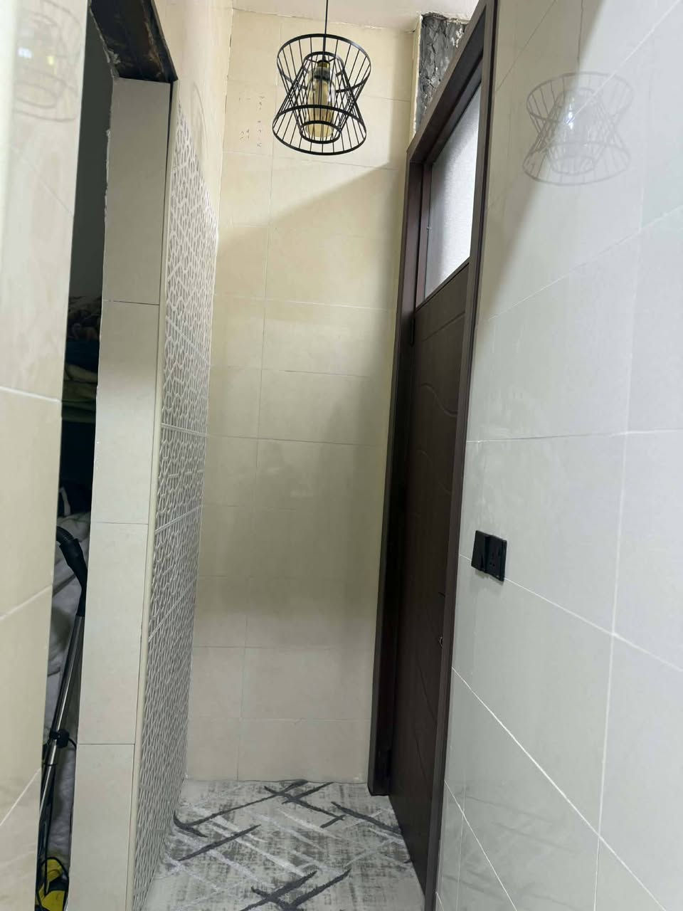 بيت حديث بمساحة 130متر سند25 اقرار محكمه مباشر بأسم المشتري يبعد عن الامام 5كيلو طابق واحد يحتوي ع غرفتين نوم مع صاله واستقبال ومطبخ ومجاميع صحيه عدد 2-- في الحسينيه شارع السيده زينب عمود77 قرب اسالة الماء بسعر95 للاستفسار ***********
