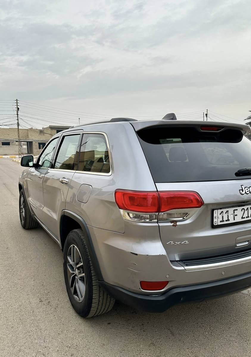 🚙 للبيع – جيب جراند شيروكي 2017
وارد امريكي

المعلومات الأساسية:
- الموديل: 2017  
- الفئة: Limited   
- الممشى: 63,000 ميل🔥
- المحرك: 3.6 لتر – 6 سلندر  
- نظام الدفع: رباعي 4×4   
- عدد المقاعد: 5  
- المقاعد: جلد  
- اللوحة: بغداد خصوصي  
-السعر:23,500 $        

المواصفات:
✔ كاميرا خلفية  
✔ حساسات وقوف  
✔ شاشة معلومات  
✔ تشغيل بزر (Push Start)  
✔ نظام المفتاح الذكي  
✔ تشغيل عن بعد  
✔ تدفئة المقاعد  
✔ تدفئة مقود القيادة  
✔ مرايا جانبية كهربائية  
✔ صندوق خلفي كهربائي  
✔ صندوق بدون استخدام اليدين  
✔ نظام فرملة الطوارئ 
✔ نظام قياس لزوجة الزيت
✔ حساسات ضغط الإطارات  

ملاحظة:  
تم تبديل الجامبغ وباب السائق في أمريكا
تصليح بارد بلقمارة بسبب سقوط لوحة اعلان عليها

📞 للاستفسار: ***********
