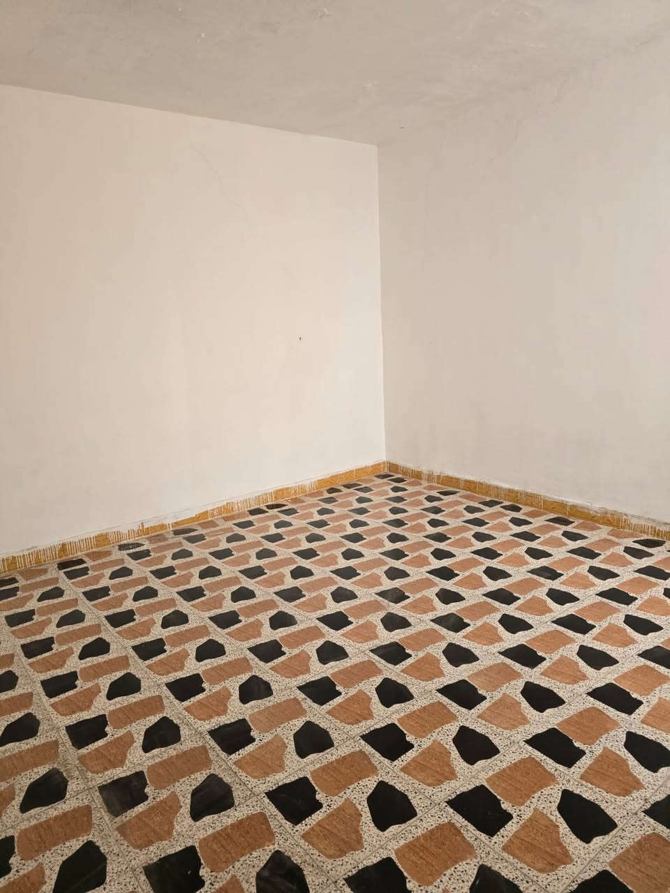 ‏بيت للإيجار في حي الأمين قرب شارع ابو النسوره ‏وبالقرب المدرسة الاعظميه ‏غرفتين نوم وصالة ومطبخ واستقبال وبيتونه وكراج اجاره لبيت 300وبي مجال 
 *********** واتساب 
 *********** كورك@إشارة
