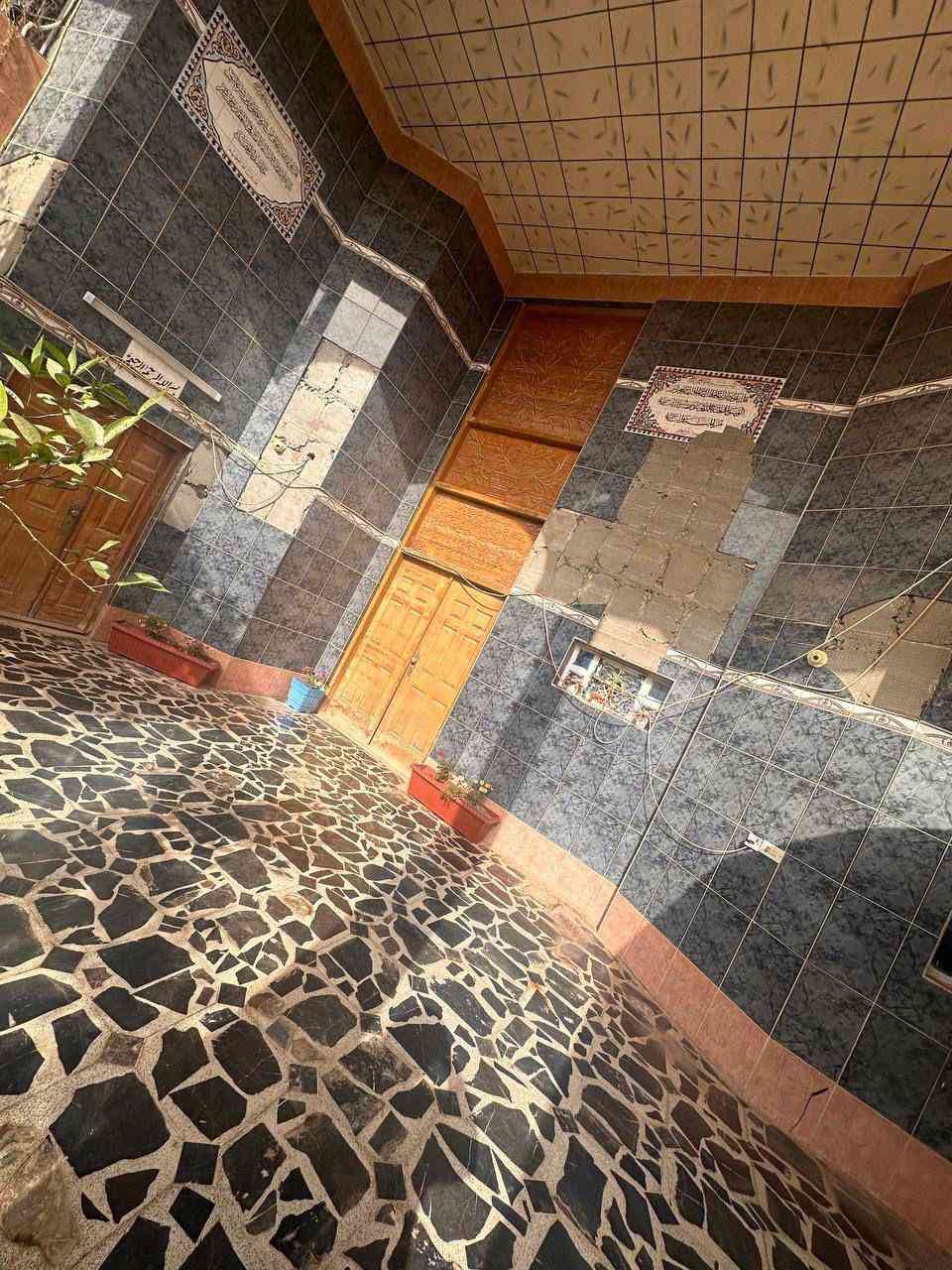 دار للبيع في الحكم المحلي مساحه 330 متر موقع ممتاز خلف مدرسه الهدى مباشره امام جامع الكيلاني ثاني شارع عن الشارع العام يحتوي على صاله كبيره وحولي كبير ومطبخ و صحيات 6 غرف نوم للاستفسار الاتصال على أحد  الارقام      ***********.                    ***********
