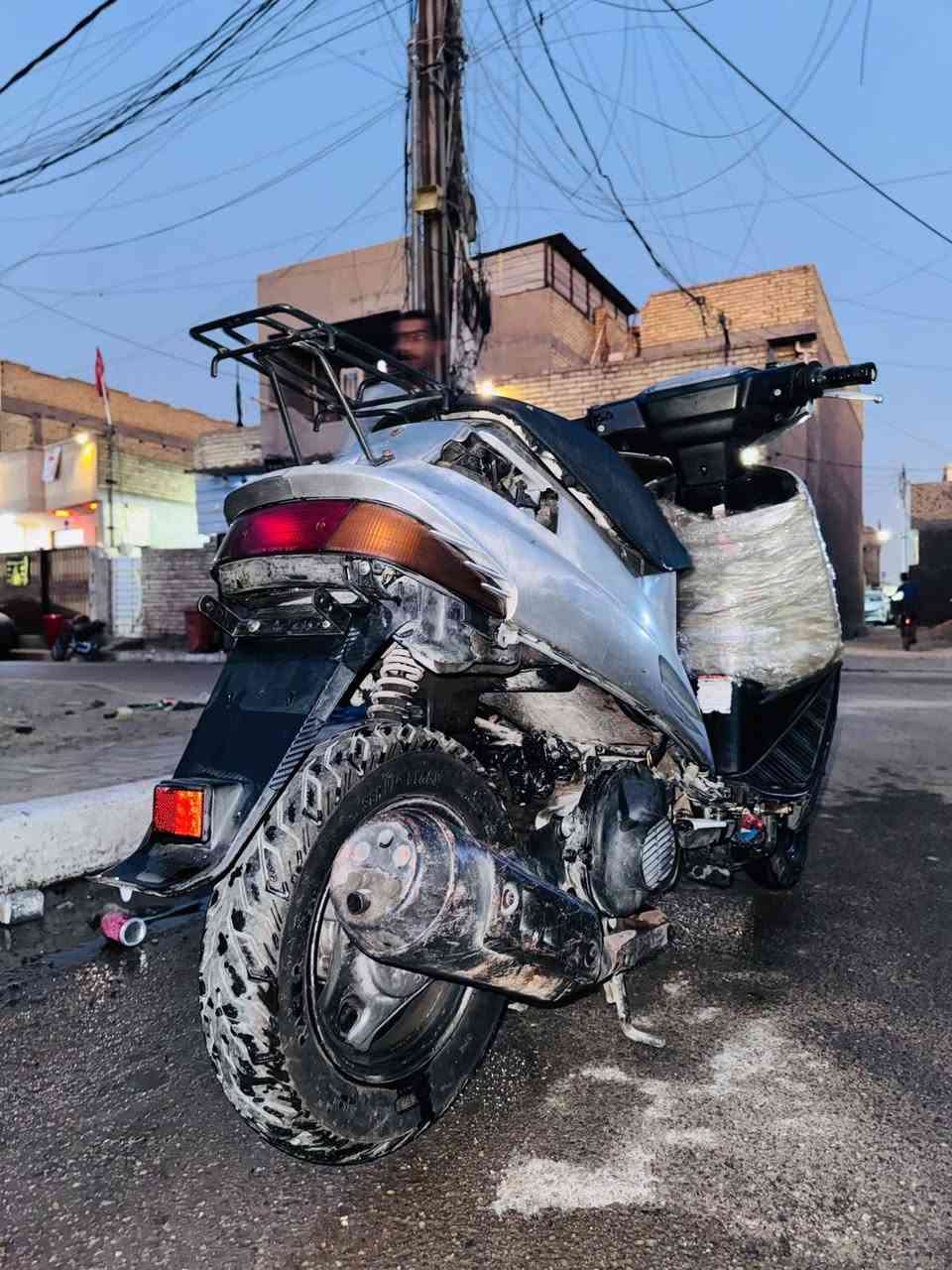 دراجه شركه ساسوكي سرعه 100 دراجه شغاله بس نقصه كابريتر الدراجه تجي تحمل او تروح يعني كوم حديد سعر 100 او بيه مجال العنوان بغداد البياع شهداء شرطه الخامسة رقم الهاتف  ***********
