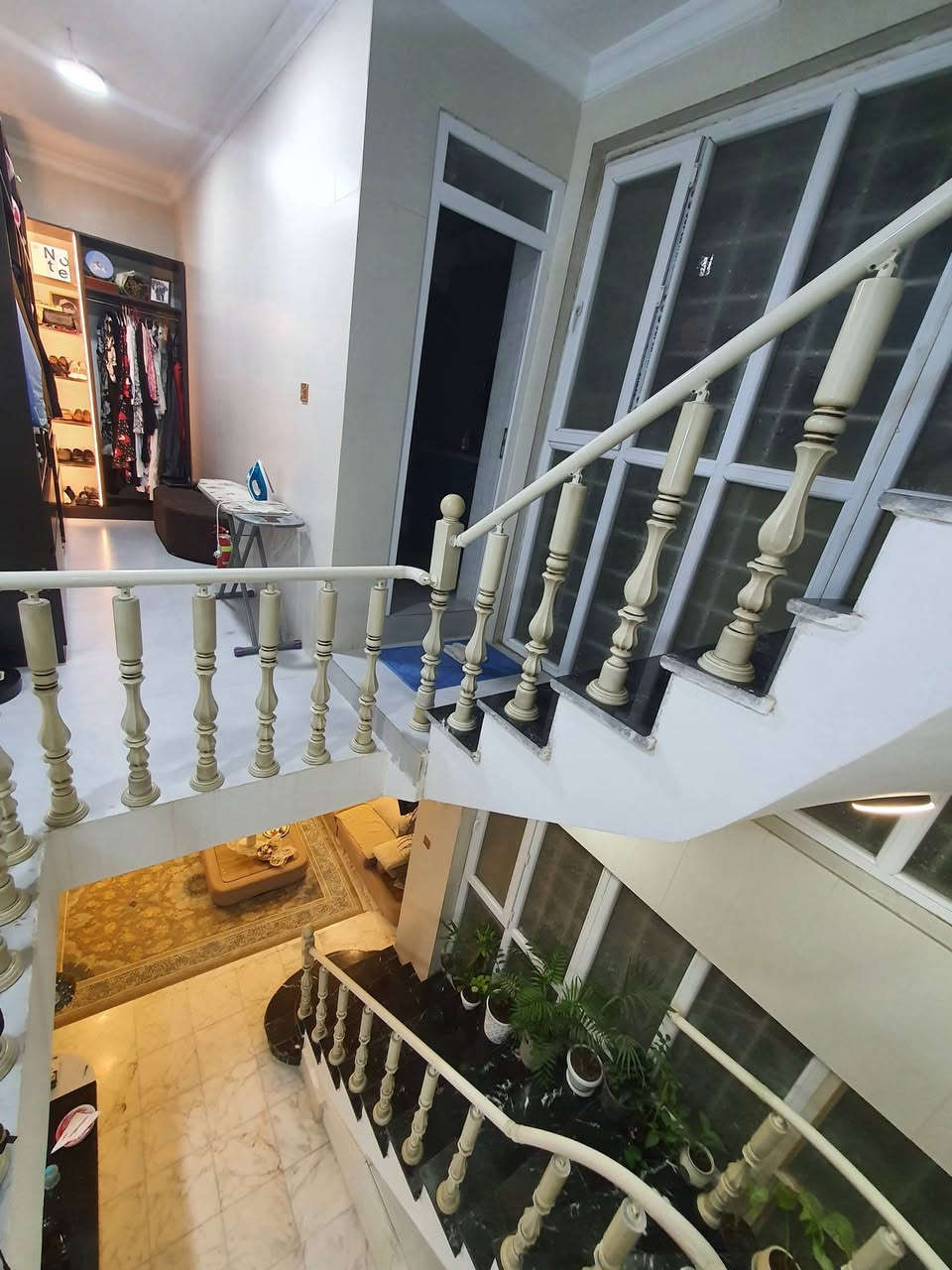 سلام عليكم
💎 بيت للبيع مع الاثاث  وبدون الاثاث– موقع مميز في قلب كربلاء!
يبعد عن الامامين (ع) مسافة ١٠ دقائق
📍 الموقع: كربلاء – باب طوريج كنطرة السلام – خلف شركةMg للسيارات 
📐 المساحة: 100 متر مربع
📏 الواجهة: 8 متر – النزال: 12 متر
🏗️ البناء: طابقين – درجة أولى وتشطيب فاخر
🏡 تفاصيل الطابق الأول:
🚗 كراج 
🍽️ مطبخ عصري
🛋️ صالة واستقبال راقي
🚿 خدمات صحية + منوّر داخلي
🏙️ تفاصيل الطابق الثاني:
🛏️ غرفة نوم (سويت + حمام خاص)
🛏️ غرفة نوم ثانية
👗 غرفة ملابس
🛁 حمام رئيسي واسع وفاخر

✨ المميزات:
🧱 أرضيات مرمر تركي + بورسلين فخم
🧽 جدران سيراميك هندي عالي الجودة
🌈 سقوف ديكورية أنيقة تضيف لمسة جمالية فريدة

🔒 البيت مثالي لعائلة راقية تبحث عن راحة،  واستقرار في موقع حيوي قريب من الخدمات والإمامين الحسين والعباس (عليهما السلام) 🏪🏥

للاستفسار ***********
