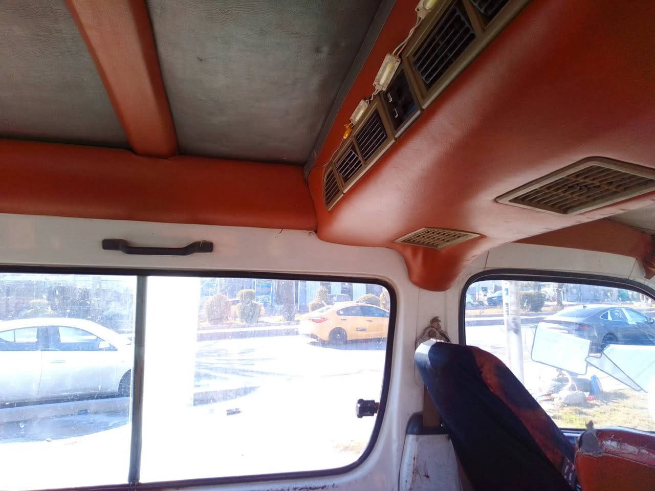 سلام عليكم كيا فتون موديل 2009 رقم بغداد احمر بدون صبغ ولا ضربه سياره بلاديه مكينه قبل كم يوم نزلتها حاوية صدر جديد تخم تاير جديد السعر 35وبيها مجال عليها هيئة 600 الف سياره شرط تحويل مكاني بغداد الشعب للاتصال ***********
