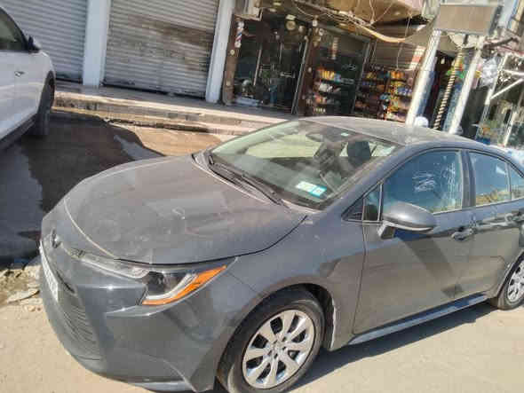 السلام عليكم كورولا موديل 2024
دخول جديد قبل بومين دخلت ترقيم جديد البارحه رقمتها 
بيها قطعتين 
باب السكن بصف السائق تبديل تفصيخ 
وبيها الباب الخلفي بي تصليح وصبغ 
بيها بعض الرصعات خفيفه 
صور الحادث وصور الإمارت بدون رقم صوره الشاصي ويا المنشور 
وهاي كل تفاصيل السياره 
ماشيه 40700كم تقريباً 
داخل مخمل 
تحكمات استيرن 
كامره 
رادارات 
وبعد مواصفات والله ما أعرف بيها 
مكفولة من محرك وكير وصدر وتايرات ودواخل وبجم وصندوك كله جديد وضع شركه 
مكانها بغداد البلديات قرب الشقق الفلسطينية 
***********
السعر 165$ وبها شي بسيط
