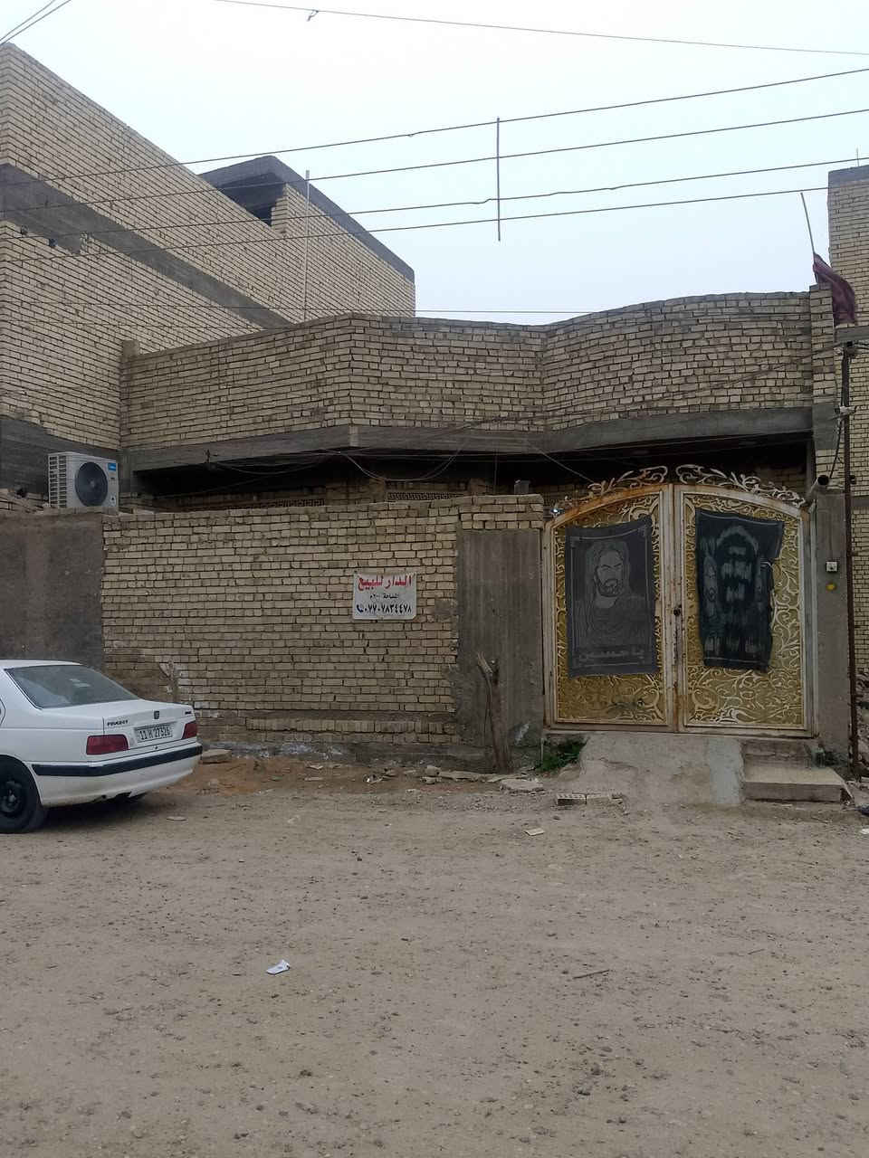 سلام عليكم بيت للبيع 200 متر زراعي قرار محكمة بي سند طابق واحد غرفتين 5*5 وصالة 7*4ونص  ومطبخ 5*5 وستقبال 8*5 وترك وحمام بيت كامل مكمل ماء مجاري كهرباء الشوارع جاي تتبلط البيت عالي عن الشارع بصف ركن  فول المكان عبيدي شهداء ثانية قرب سوق الشهداء مال عبيدي سعر 150  للاستفسار على  ***********
