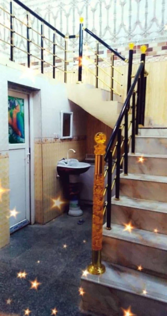 دار للبيع بحي الشهداء الثالثة شارع 100الجديد يبعد عن الشارع العام500متر ملحقات البيت الطابق الأول غرف نوم عدد 2 هول ستقبال مطبخ صحيات داخلية وخارجية ومنور داير البيت وطارمه كبيرة الطابق الثاني غرف النوم عدد 3 هول داخلي وسطح اول وسطح ثاني البيت صب مسلح المساحة الكلية260 متر للاستفسار على هذا الرقم***********👉 أو على هذا الرقم***********👉 السعر120 مليون وبيه مجال البيت طابو زراعي سند25 تحويل مباشر بسم المشتري يعني يحق الك تحول طابو صرف
