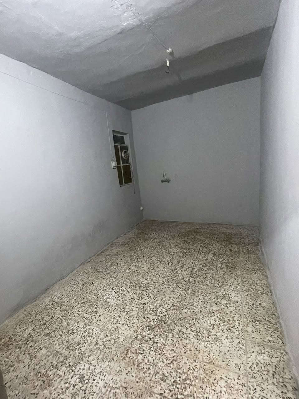 شقه  للإيجار بدور الضباط  مطلوب
عائله صغيره اكثر شيء  ٥ نفرات غرفه وصاله 
واستقبال ومطبخ وصحيات وطارمه
 الايجار 450 الف شامل الكهرباء والماء 
للاستفسار : ( *********** )
