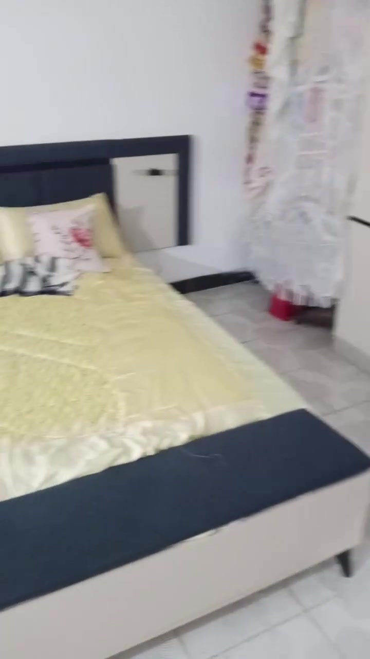سلام عليكم عندي طقم غرفه نوم نظيفه كلش رايدها ***********بمليون وبي مجال
