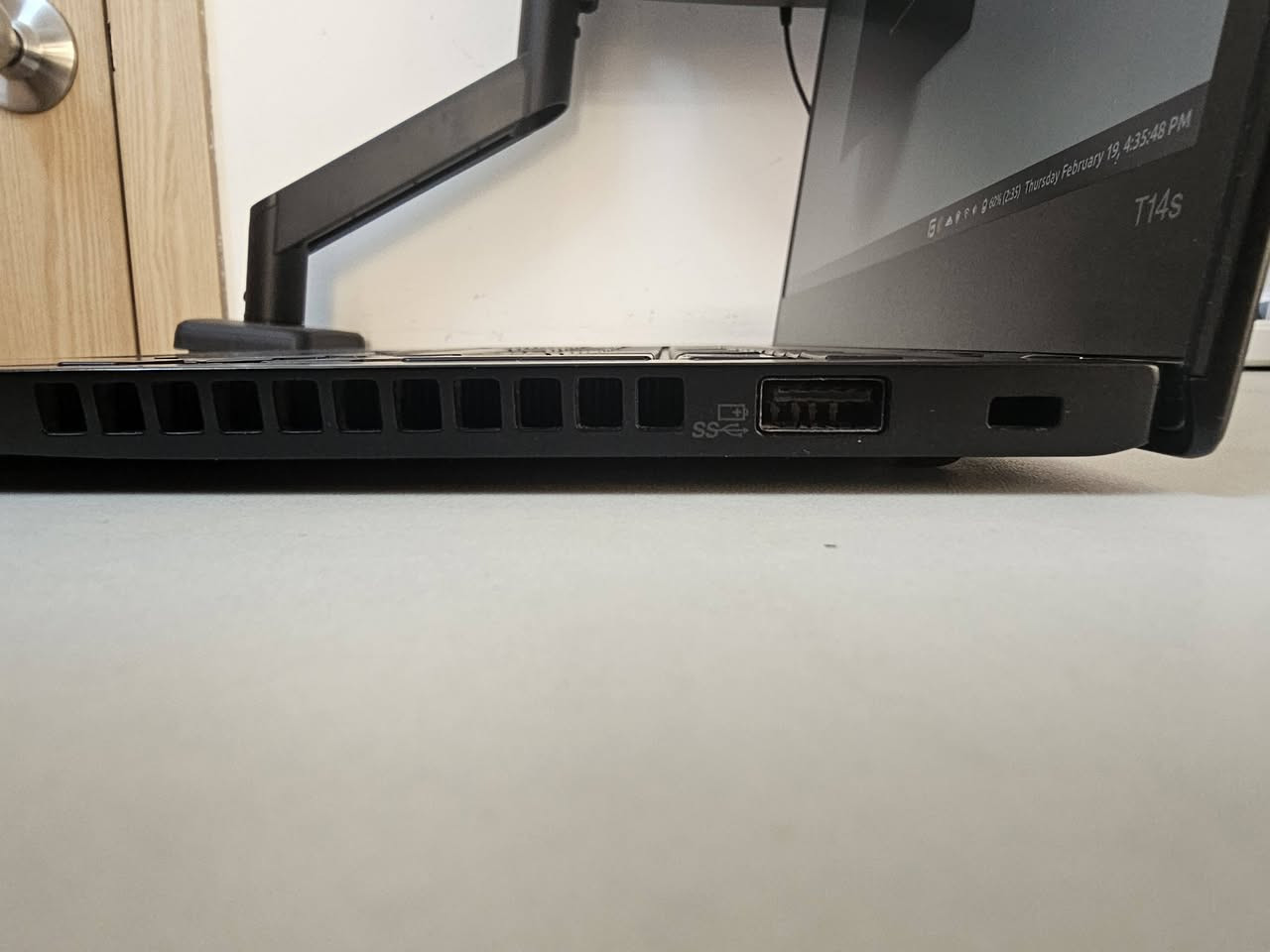 Lenovo T14s
معالجة ryzen 5 pro 4650u يعادل معالج i7-10510U.
رام 8gb و nvme 256gb gen 3
الكارت الداخلي 512mb قابل للزيادة الى 4gb من داخل ال BIOS بسهولة.
الشاشة full hd 1080p حجمها 14"
 حالة البطارية ممتازة تدوم من 8 الى 4 ساعات حسب الاستعمال.
تصميم الكيبورد اوروبي / ISO
حالة اللابتوب ممتازة وبه فقط ثلاث عيوب شكلية 
خفيفة مثلما موضح بالصور، وغير ذلك مابيه اي مشكلة
مناسب للبرمجة والدراسة ولاستعمال أنظمة لينكس
سعره بالاسواق بحدود 350 الى 400. اني ابيعه ب 300 والتوصيل عليه.
ملاحظة بخصوص التوصيل: اكدر فقط التقي داخل زيونة، الغدير، الكراده وقرب الجامعة التكنولوجية و بسمايه.


**إذا كنت صاحب هذا الإعلان وتريد حذفه لأي سبب، رجاءا أرسل رسالة إلى الدعم الفني**