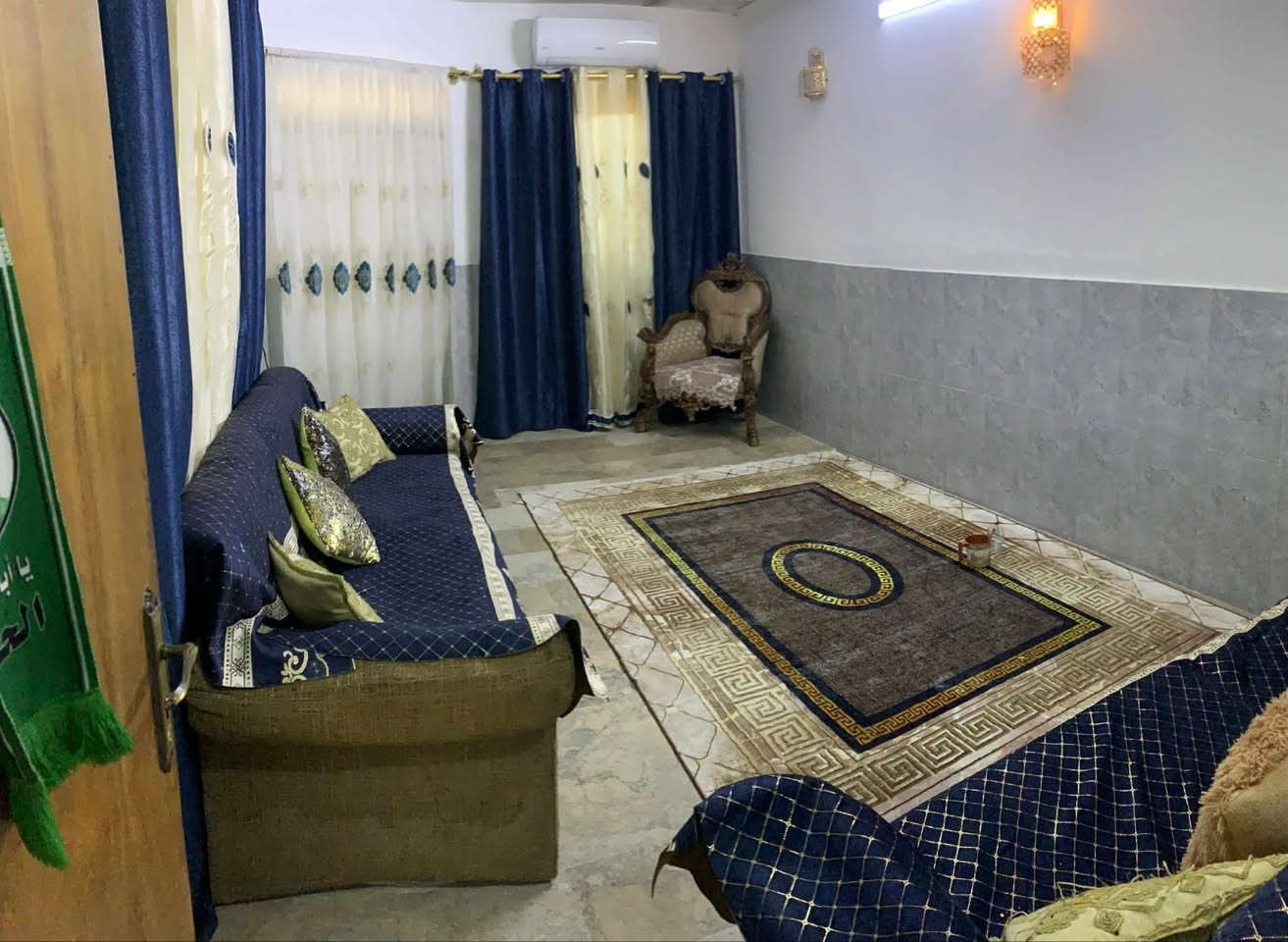 للبيع بيت ١٠٠ م واجهة ٥ نزال ٢٠  طابقين يحتوي على ٣ غرف نوم مع صالة ومطبخ وصحيات مدخلين  الشعب/ الضباط قرب كلية الامام الكاظم 
للاستفسار ***********. واتساب
