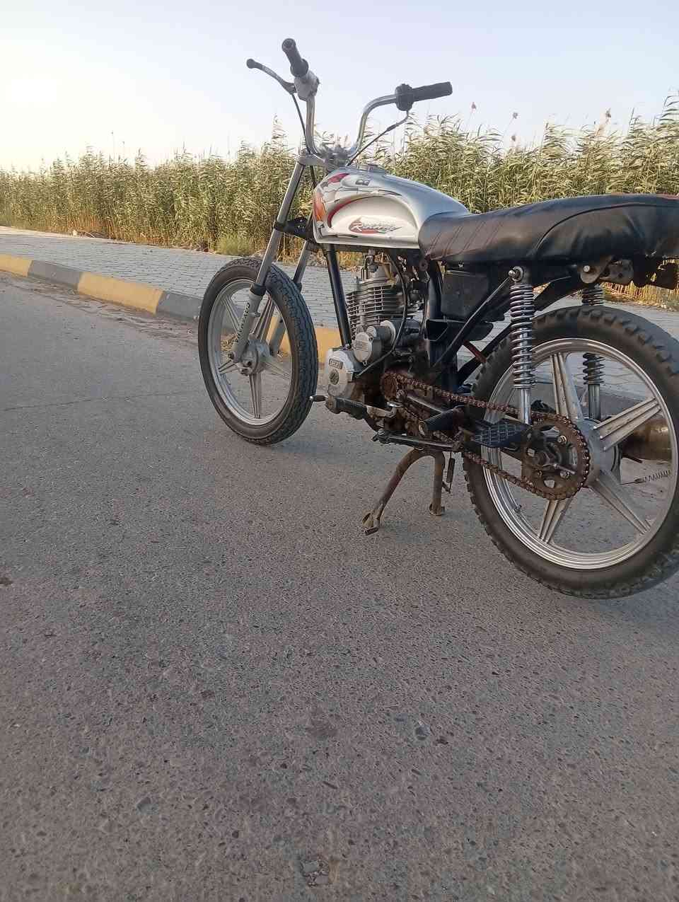 السلا عليكم دراجه لبيع 200 وبيها مجال متوازي عله لبيع***********
