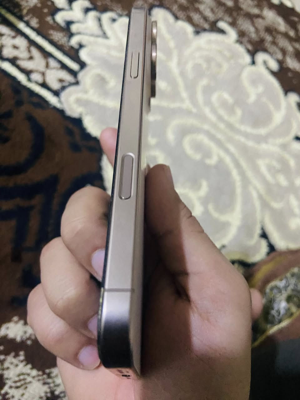 سلام عليكم ايفون ١٦ برو ماكس ذاكره٥١٢ بطاريه ١٠٠مشحون ٨٥مره بس جهاز بلادي ونضيف كلش شخط مابي السعر ١٦٠٠   ضمان ماستر  للتواصل ***********العنوان بغداد السيديه
