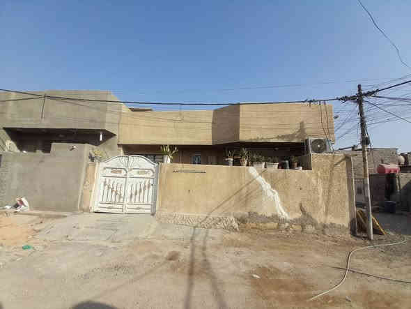 السلام عليكم دار للبيع المساحه 160 زراعي مربع ركن يحتوي على استقبال ومطبخ وصاله وغرفتين ومنوريين  المكان رئاسة العبيدي شارع حجي عيسى مجاري جديده ومي السعر 75وبي مجال الهاتف /***********
