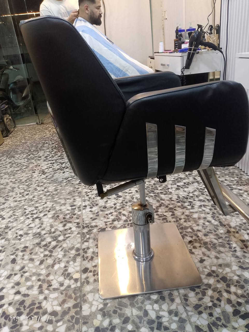 ميز لد + كرسي حلاقه
نضافه 90٪ للبيع العنوان بغداد 
***********
