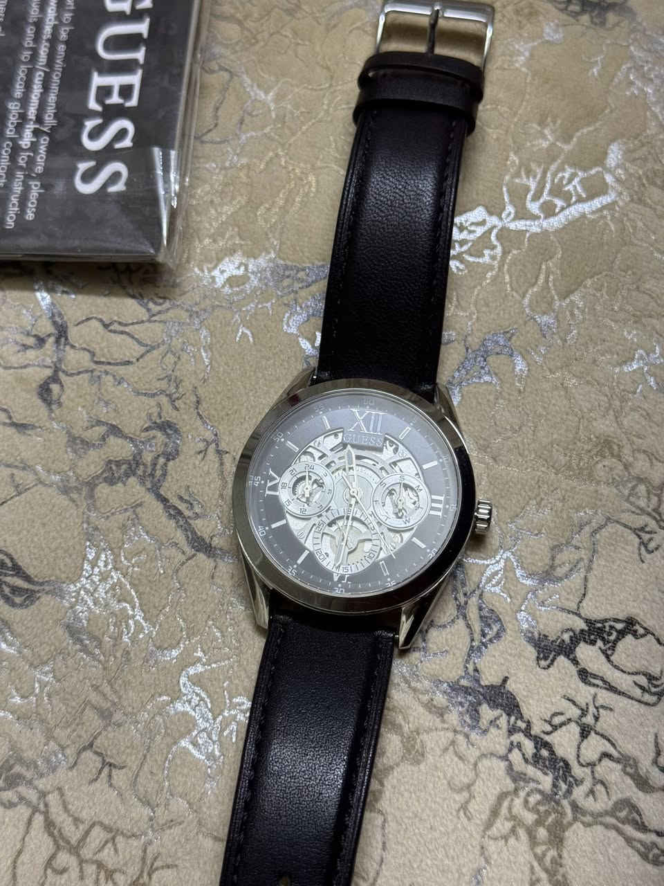السلام عليكم ورحمة الله وبركاته🖐️
ساعة من ماركة GUESS الجميلة😍
المواصفات 😎
١-الساعة تعمل بنظام كوارتز القطر 43
٢-ستانلس ستيل مقاوم للخدوش 
٣-الجام زفير اصلي مقاوم للخدوش 
٤-السير جلد اصلي مختم بشعار GUESS
٥-فقط العاقارب لومينوس 
٦-المينا اسود معة ستانلس ستيل معة تعقيدات روعة داخل المينا 
٧-كود نمبر الساعة GW0389G1 تكدر ادخل الكود هذا بل گوگل وتتأكد من الساعة والصناعة وسعر البيع المباشر 
(السعر 85$ دولار) والتوصيل  لكافة محافظات العراق الحبيب ❤️
رقم الهاتف او واتساب
اسيا***********
اثير***********
