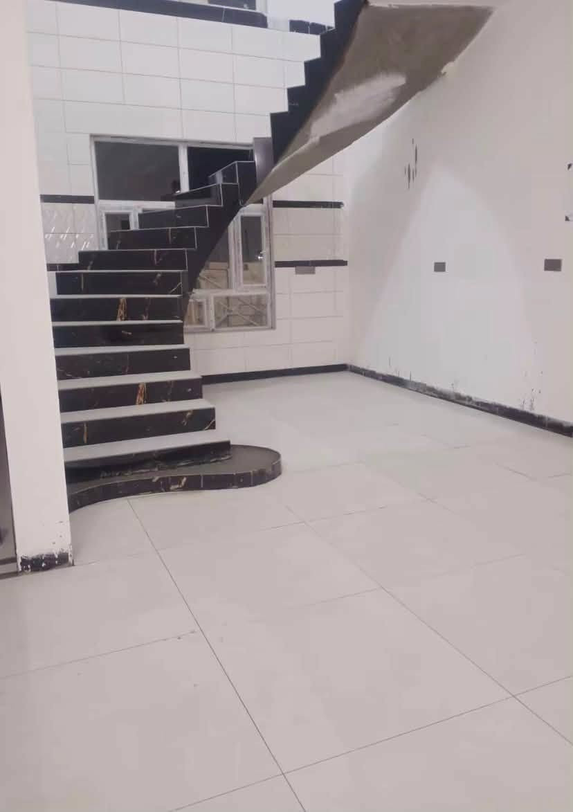 ‏سلام عليكم يوجد خلف السراميك جدران أرضية
***********
