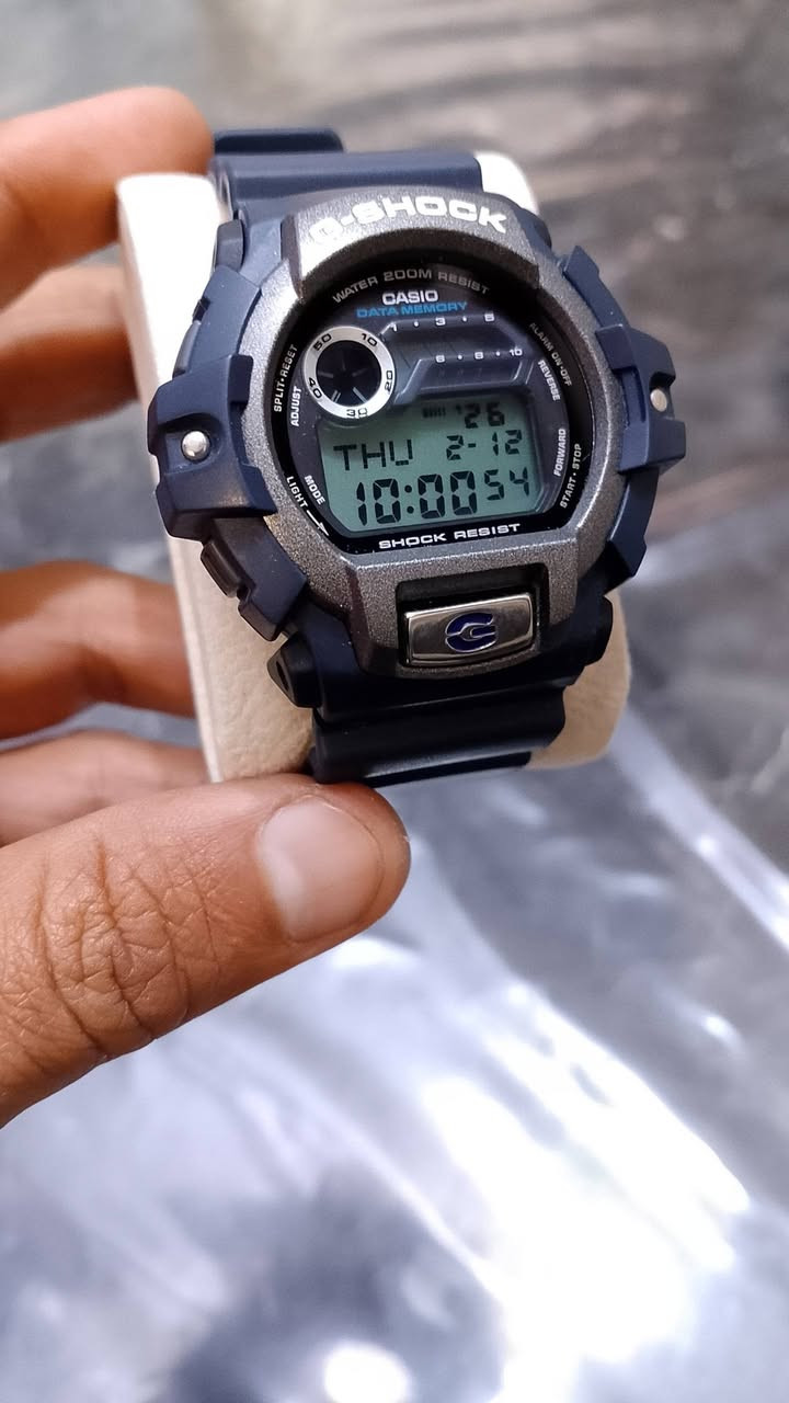 Casio G-Shock G-2210
انتاج وصنع ماليزيا سنة 2201
 مواصفات والميزات التالية: 
مقاومة الصدمات: تتميز الساعة ببنية قوية ومقاومة للصدمات. 
مقاومة الماء: مقاومة للماء حتى عمق 200 
الوظائف الرقمية: تحتوي على شاشة رقمية توفر مجموعة متنوعة من الوظائف. 
سجل البيانات (Data Memory): تتضمن ذاكرة لحفظ البيانات، مثل دليل هاتف يتسع لـ 25 رقماً. 
التوقيت:
عرض التوقيت بنظامي 12 و 24 ساعة. 
عرض منطقتين زمنيتين (التوقيت المزدوج). 
تقويم كامل (يوم، تاريخ، شهر). 
الميزات الإضافية:
ساعة إيقاف (كرونوغراف) بدقة 1/100 ثانية. 
منبهات متعددة (عدة منبهات يومية). 
إضاءة خلفية. 
مؤقت عد تنازلي. 
ميزة حساب عدد الأيام (مؤشر اليوم).


**إذا كنت صاحب هذا الإعلان وتريد حذفه لأي سبب، رجاءا أرسل رسالة إلى الدعم الفني**