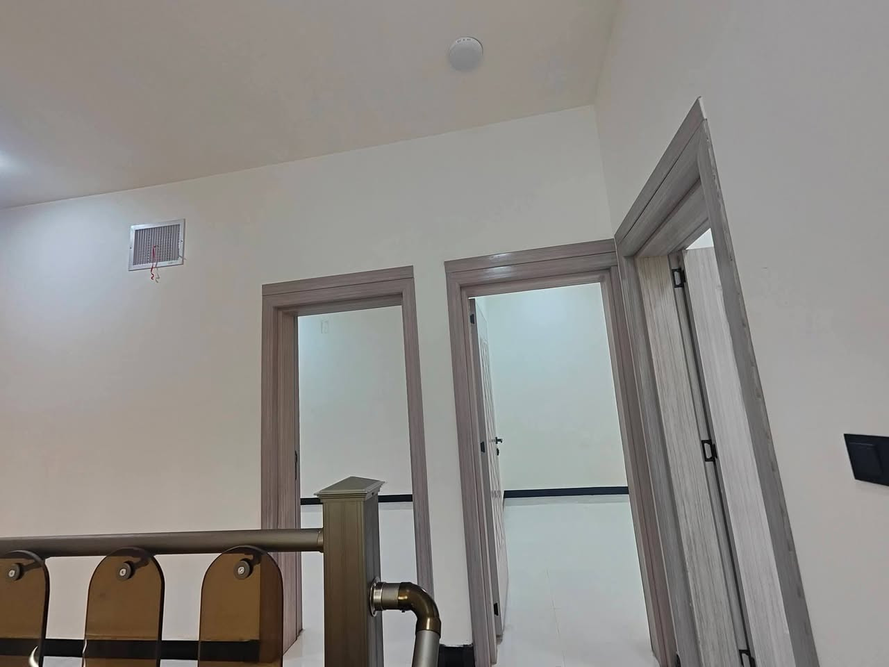 🏡 عروض بناء وترميم وتسليم مفتاح مميزة لـ 2026 🔑✨
متوفرة بنظام الأقساط والدفعات الميسرة 💳

المواصفات الفنية والهندسية:- 🛠️

1️⃣ تعديل الموقع: تسوية وفرش طبقة سبيس (لا تقل عن 20سم) مع الرش والحدل. 🚜

2️⃣ مكافحة الأرضة: رش مبيدات ممتازة من نوعية جيدة جداً. 🐜🛡️

3️⃣ الأساس وعزله: حصيري للـ 100م وشريطي للمساحة الأكبر (عرض 80سم للطابقين و60سم للطابق الواحد). التسليح بحديد ناجح مختبرياً (أقطار 12 و16 ملم) مع عزل الرطوبة. 🏗️

4️⃣ التجعيب: بالطابوق الجمهوري ومونة الإسمنت المقاوم للأملاح. 🧱

5️⃣ البلو وصب الباتلو: صب باتلو 10سم مع إضافة مواد تقليل النفاذية. 💧

6️⃣ الهيكل: بناء بالطابوق الجمهوري ومونة الإسمنت بارتفاع 3.2م (مع البيتونة والستائر). 📐

7️⃣ السقوف: صب كونكريت ممتاز بتسليح حديد ناجح بالفحص (قطر 12 و16 ملم) حسب التصاميم. 🏠

8️⃣ الإنهاءات الداخلية: لبخ وجدران جص وبورك وستائر بدقة عالية. 🎨

9️⃣ الحمامات والمطابخ: سيراميك هندي أو إيراني درجة أولى. 🚿

🔟 الكهربائيات: بوري أردني أو سعودي مع تصاميم إنارة مميزة للحديقة. 💡🌳

11️⃣ الصحيات والمجاري: شبكة ماء ومجاري (مصر سمارت أو الأمل الشريف) مع خلاطات وملحقات تركي أو إيراني درجة أولى. 🚰

12️⃣ الأرضيات: سيراميك، بورسلين، أو كاشي عراقي نوع جيد (مع صب الأرضية قبل التطبيق). 💎

13️⃣ التجهيزات: خزان مياه سعة 1000 لتر ومفرغات هواء للحمامات والمطبخ. 🌀

14️⃣ السطوح: فرشي كربلاء خضراوي مع العزل الحديث ضد الرطوبة والأمطار. ☀️

15️⃣ الأبواب: أبواب داخلية من النوع التركي الممتاز. 🚪

16️⃣ الشبابيك: بي في سي (PVC) مع حماية بكتائب حديد متينة. 🔒

✨ وهناك مواصفات عديدة أخرى لم يتم ذكرها!

👷‍♂️ التنفيذ: بإنهاءات كوادر فنية محترفة وتحت إشراف مهندسين ذوي خبرة وكفاءة عالية.

📞 للاستفسار ومراسلة الصفحة أو الاتصال على الرقم:

***********📱
