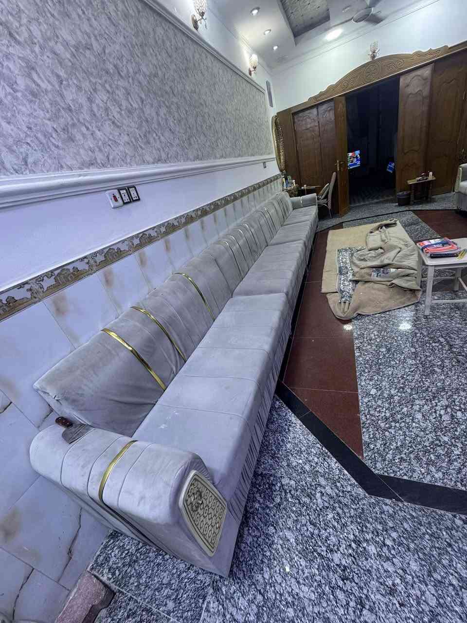 السلام عليكم تخم 9 متر نضيف شغل حلو وسط ومابي اي كسر فقط يرادله دوشمه فقط وهوه نضيف الدوشمه مابي شك ولا زروف للبيع ب300 مكاني بصره ***********
