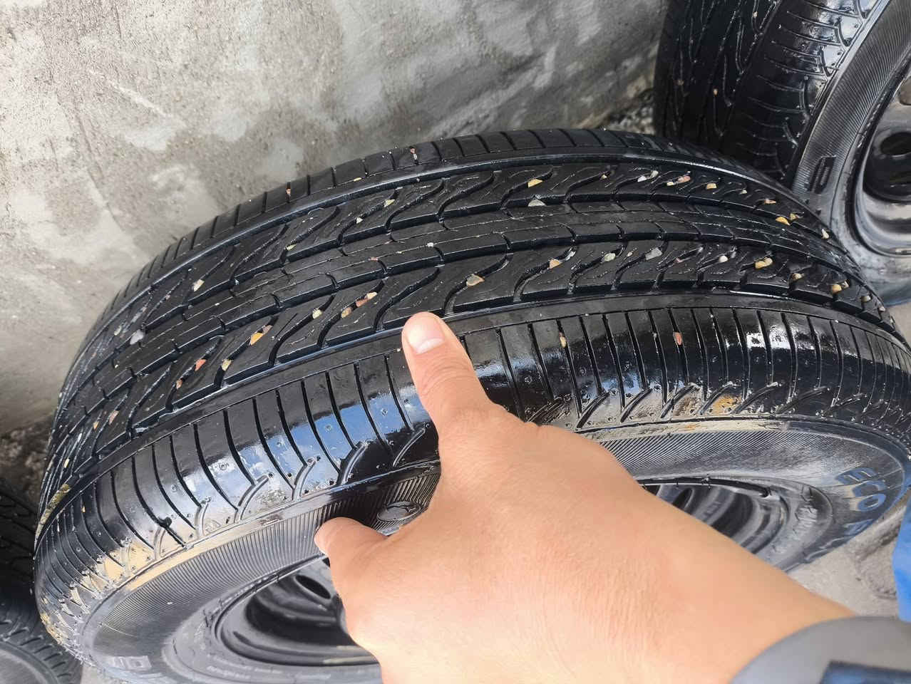 ويل 15 شرط لا عواج ولا تعديل
+ تايرات جدد ماشي شي قليل 15/65/195
انطيهن شرط ميحتاج حتى بلنص شد واطلع 
سعرهن 150الف 
***********
