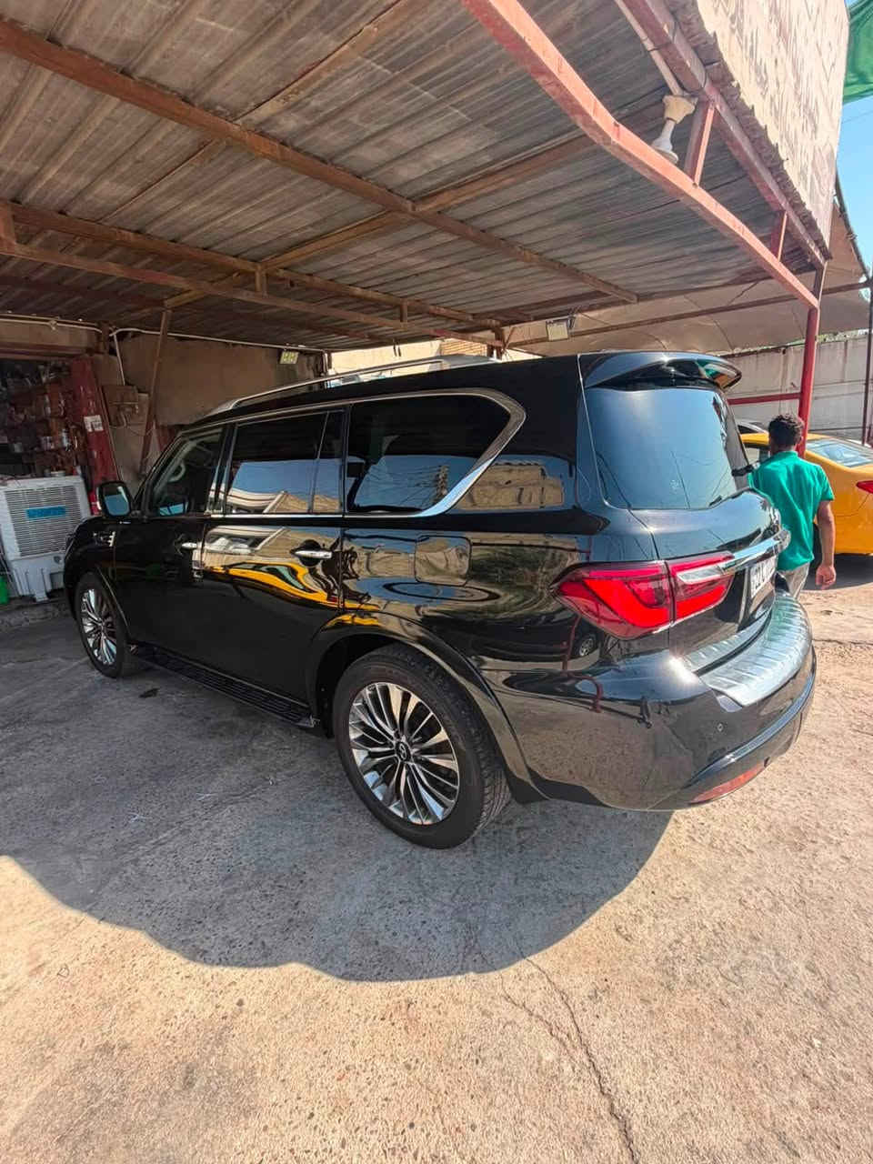 سلام عليكم انفنتي QX80 فقط قطعه صبغ الباب خلف الصدر الباقي كفاله السياره ماشيه 85 الف المكان بغداد رقم التلفون *********** السعر 280 $
