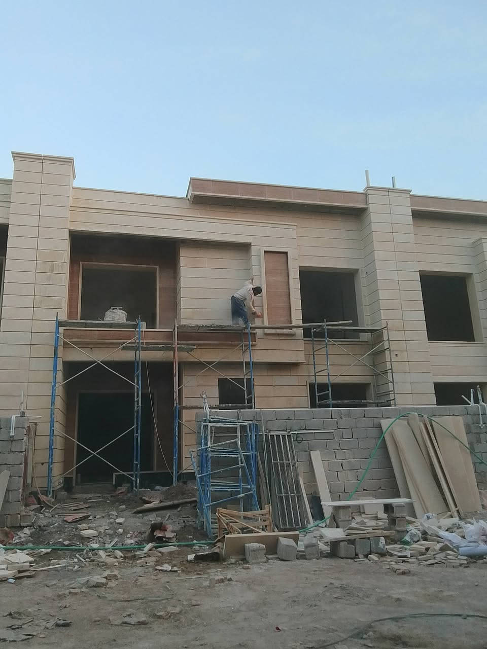 اشتغل تغليف وجهات حجر حلان شغل رقم واحد تسليم مهندس كادر كامل من الموصل للاستفسار تواصل معي ***********      ***********
