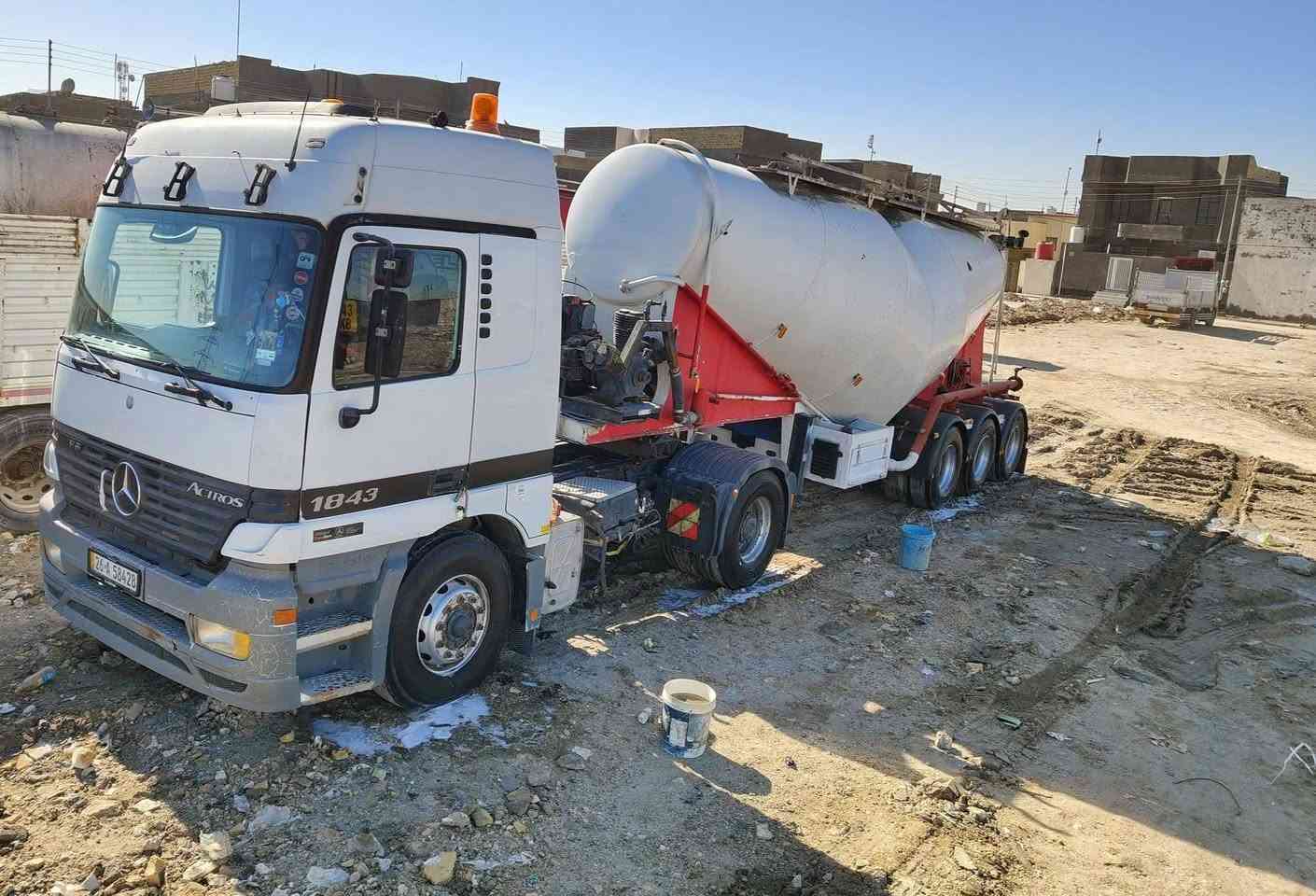 السلام عليكم سايلوات لبيع الازرك ولاصفر سبرنك الاحمر جوبلس كله تفريغ خير من الله مكينه 4 بستم تخم تاير جديد كهربائيات كلهه شغاله مكان سماوه  الاستفسار عل رقم ***********
