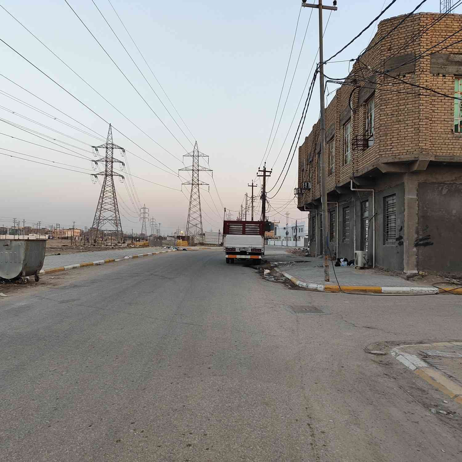 قطعه للبيع حي الحكم المساحه 170 متر بصف الركن الواجهه 8 ونص ونزال 20متر / رقم العقار 1007 // للاتصال *********** // او مراجعة مكتب الضامن للعقارات عنوان المكتب حي الصدر مجاور صيدلية ركن العلاج
