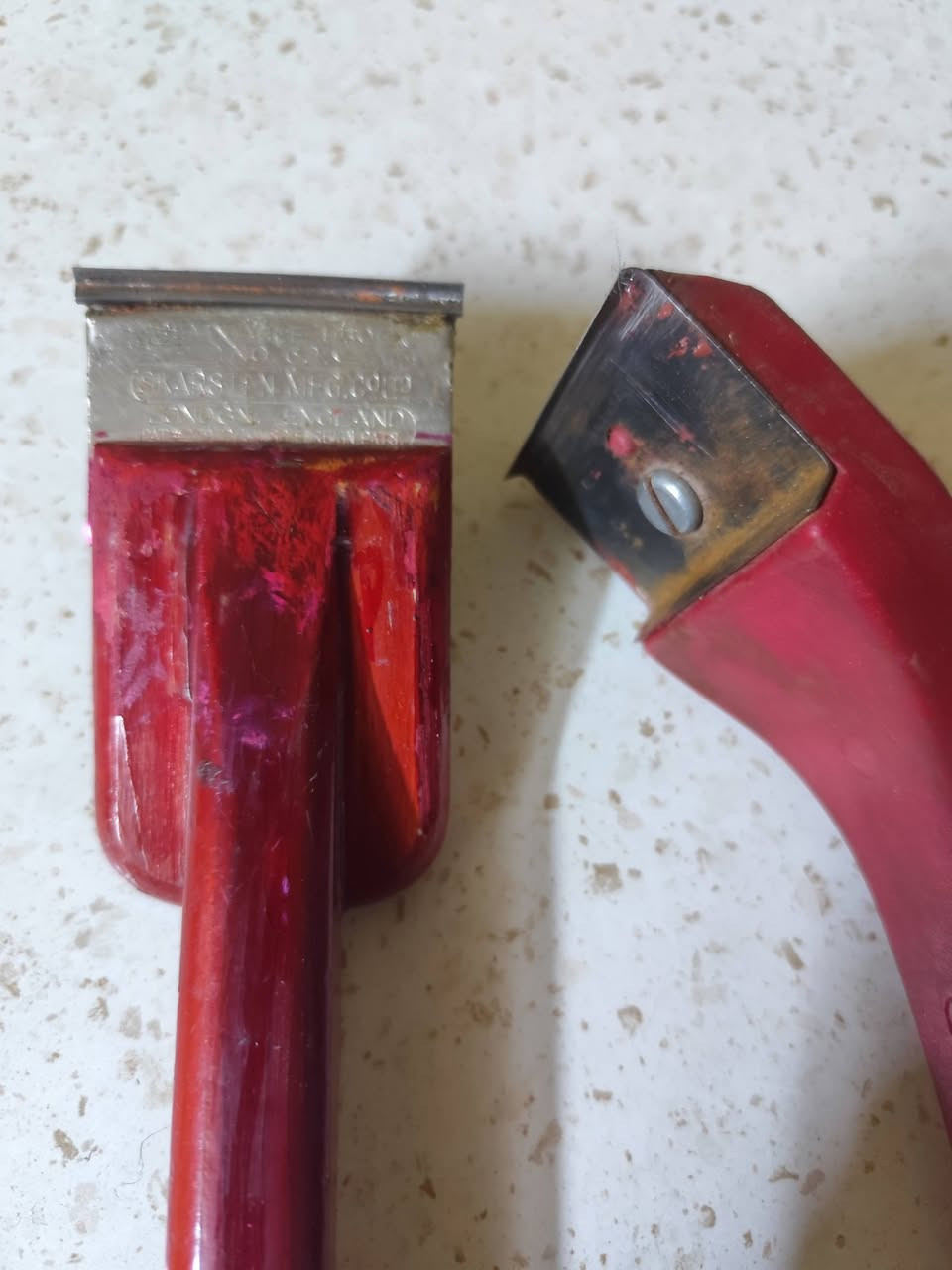 باله اوربيه
مكاشط (Scrapers) صناعة انكليزيه مختومات .
تتميز بمقابض بلاستيكية وخشب حمراء متينة.
تستخدم لإزالة الطلاء القديم، اللاصق، أو الأوساخ المستعصية عن الأسطح. سعر القطعتين ٢٠ الف


**إذا كنت صاحب هذا الإعلان وتريد حذفه لأي سبب، رجاءا أرسل رسالة إلى الدعم الفني**