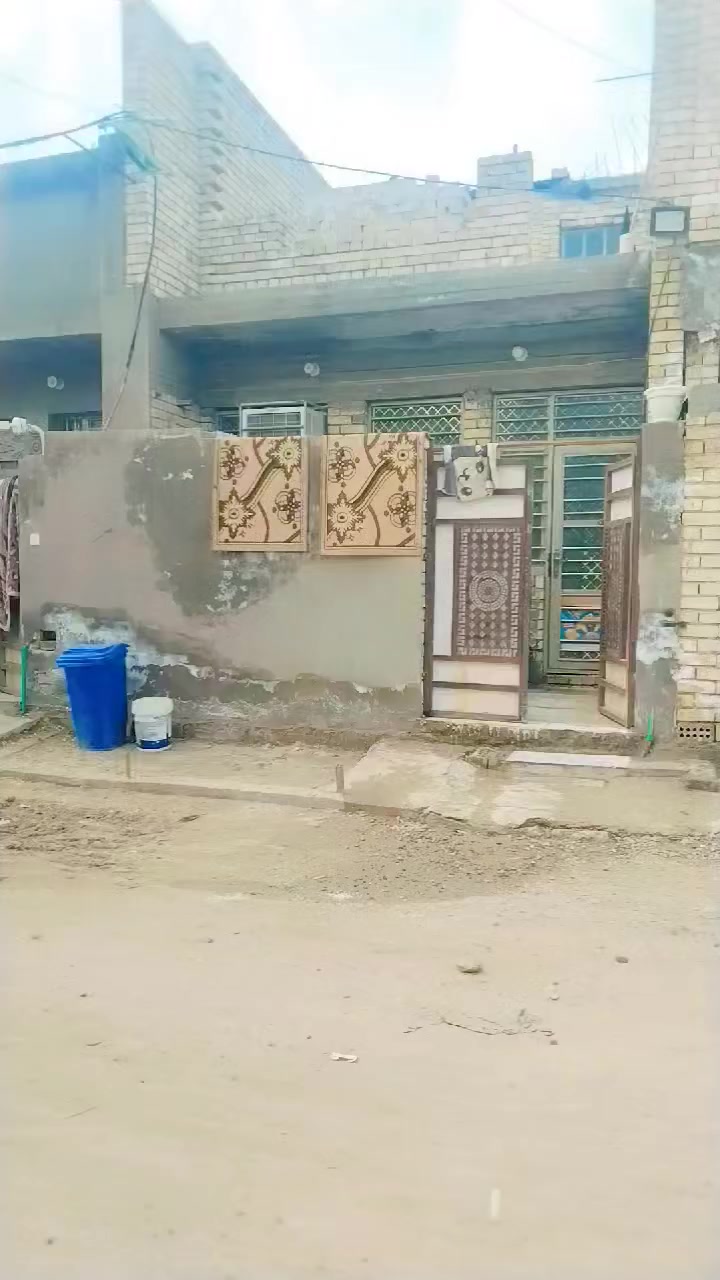 من رخصة مسؤل الكروب.
السلام عليكم . @دار للبيع
مساحة الدار 72 متر . دار يحتوي على مدخلين استقبل ومطبخ .+ صالة مع الملحقات حمام ومنور+غرفتين وحدة كاملة والثانية فقط بناء يحتاجلهة سقف مساحتهة 6*5 . سعر الدار 63 مليون قابل للتفاوض . رقم  *********** .
