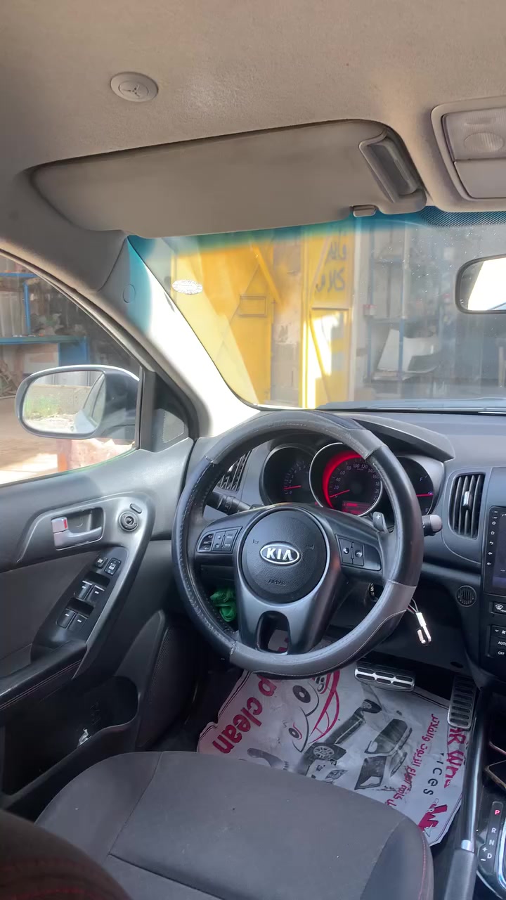 السلام عليكم سيراتو ٢٠١٣  بأسمي السيارة استخدام شخصي وموضحة بالتصوير كلش مرتبه بيها طخات بسيطه جاملغ امامي وبابين عكس السايق على وضعهن بدون اي صبغ او تعديل باقي السياره مكفوله 
تدفئه وتبريد كير ومكينه كله جديد
نقصها صدر أمامي فقط 
انطيها واخذ كورلا ٢٠٢٥ 
والباقي كل شهر ٣ ورقات 
سيارتي تعتبر مقدمه حسب سعرها. 
***********
